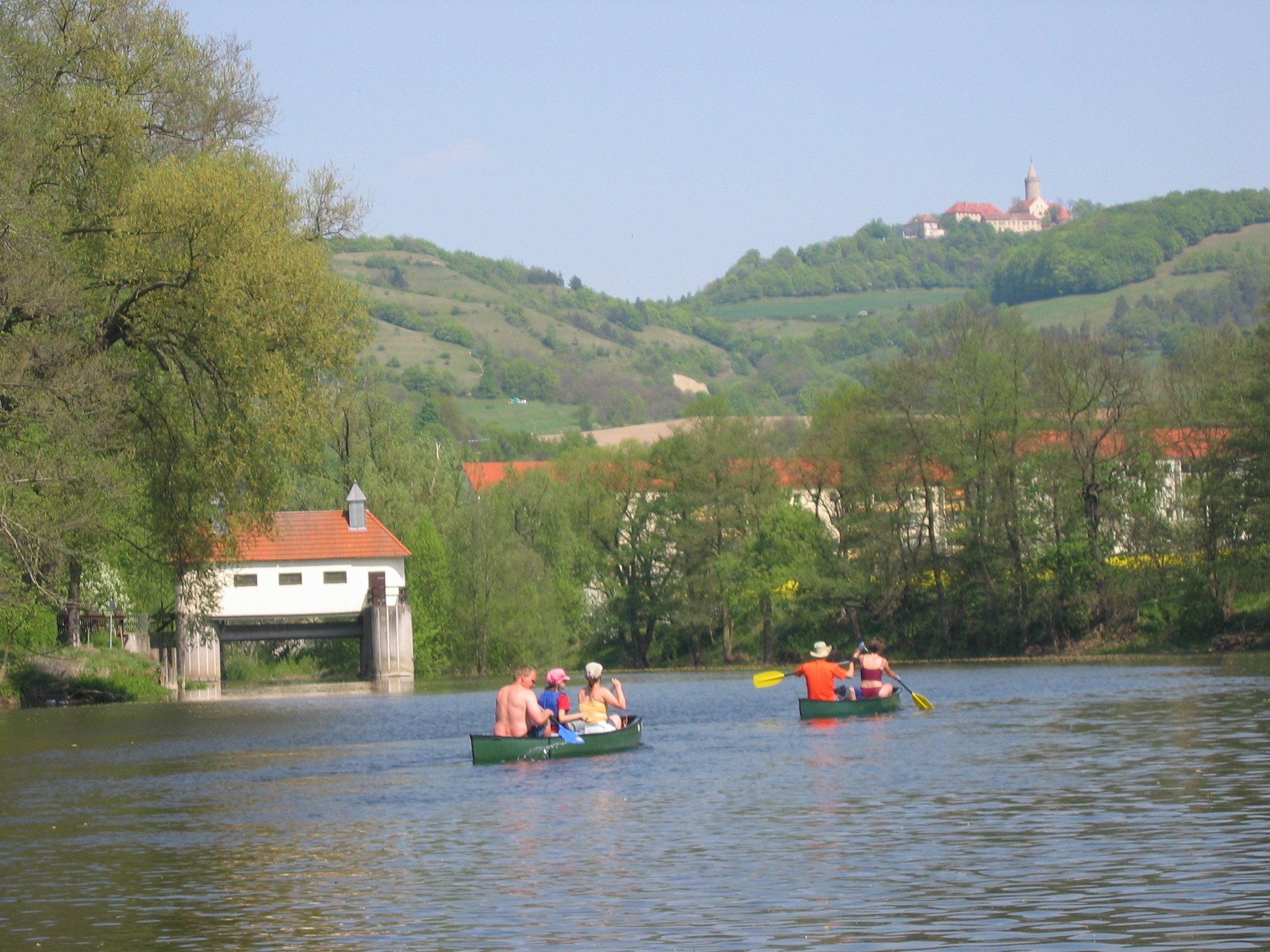 Kanu mit Blick auf Leuchtenburg